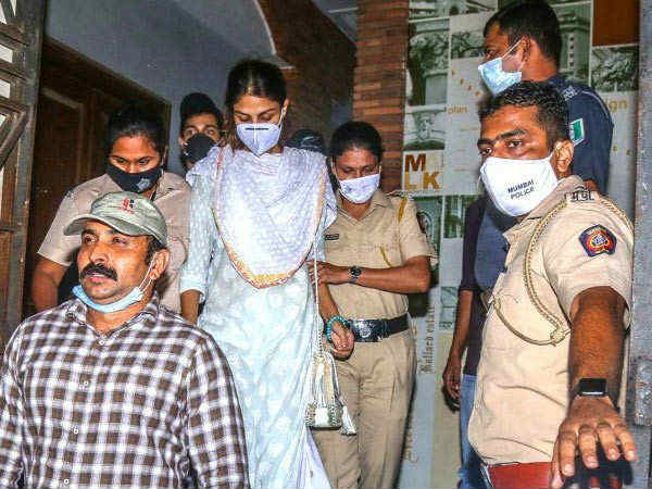 25 बॉलीवुड सेलेब्स का लिया नाम 25 बॉलीवुड सेलेब्स का लिया नाम
