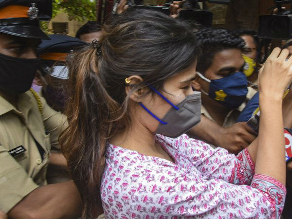करण जौहर की पार्टी से सामने आए वीडियो की जांच