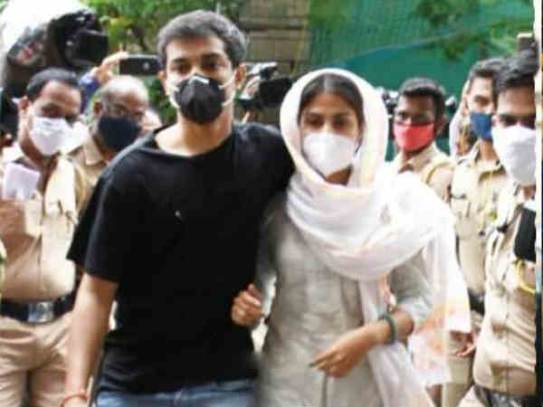 25 लोगों के नाम की थी रिपोर्ट