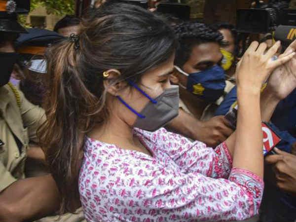 रिया को मिल रही सज़ा रिया को मिल रही सज़ा