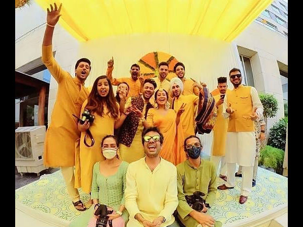 नेहा कक्कड़ की हल्दी