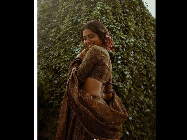 कैसे प्रिया बन गई सोशल मीडिया की सेंसेशन