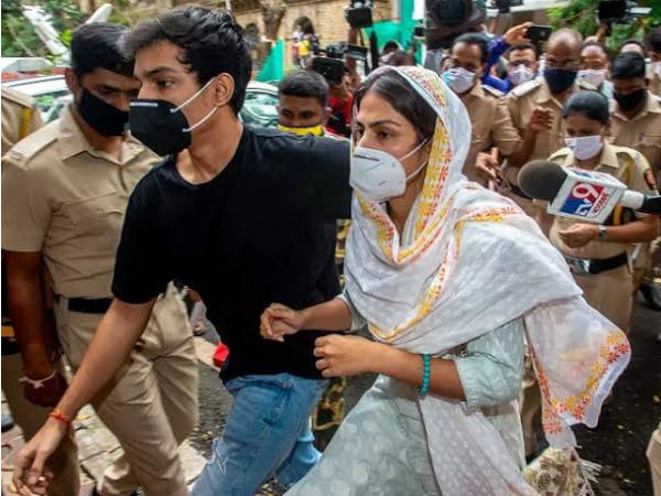 ड्रग सप्लाई करते थे रिया- शोविक!