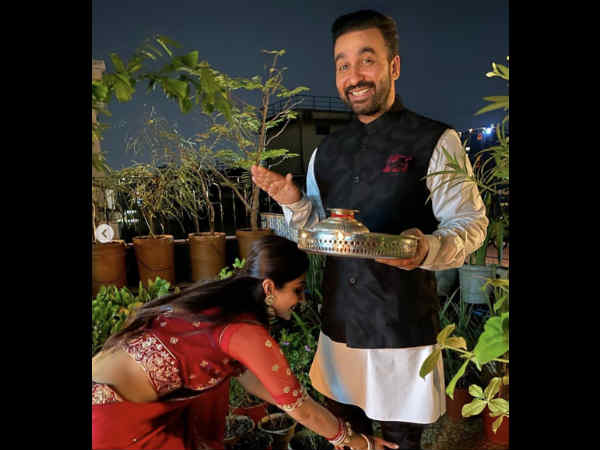 प्यार में डूबा कपल