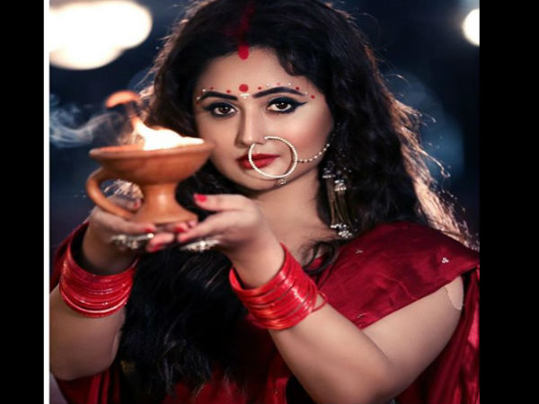 रश्मि देसाई का सुहागन लुक रश्मि देसाई का सुहागन लुक