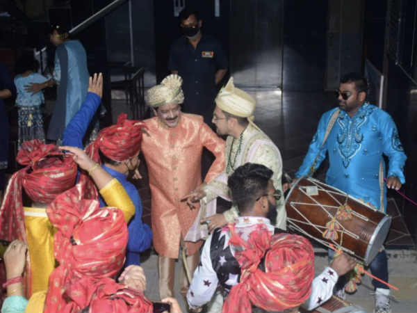 ठुमके लगाते उदित नारायण
