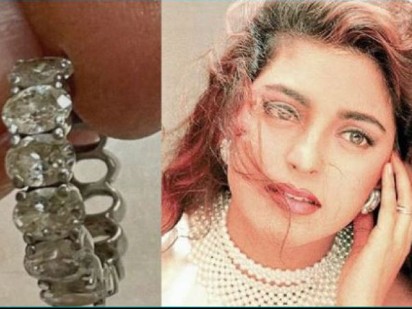 झुमके के खो जाने से परेशान झुमके के खो जाने से परेशान