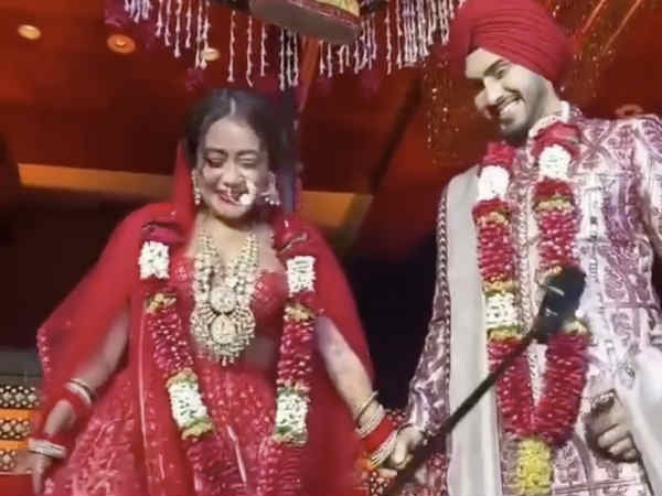 सब्यसाची से मिले गिफ्ट