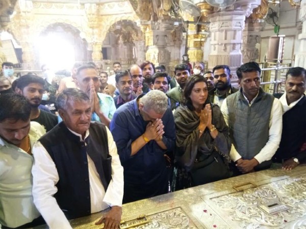 मंदिर के दरवाजे के पास खड़े होकर