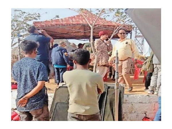 बच्चन पांडे की शूटिंग देखने के लिए भीड़