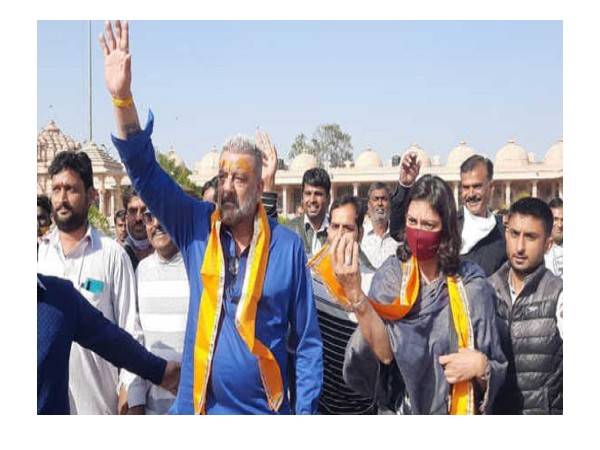दोस्त के कहने में संजय दत्त ने किया मंदिर का दर्शन