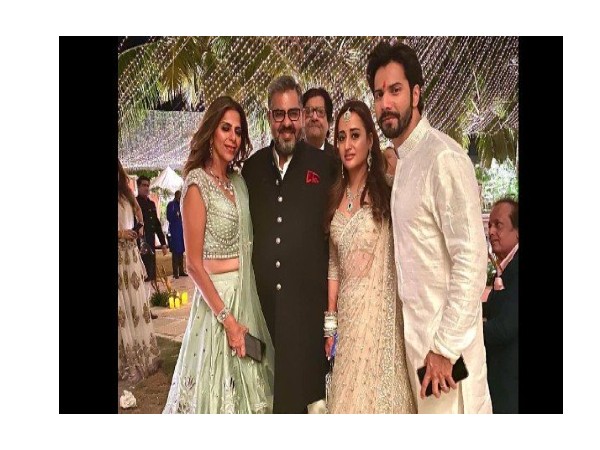 वरुण धवन अपनी पत्नी नताशा दलाल के साथ वरुण धवन अपनी पत्नी नताशा दलाल के साथ