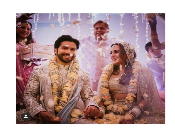 वरुण धवन और नताशा दलाल की शादी की अनदेखी तस्वीरें वरुण धवन और नताशा दलाल की शादी की अनदेखी तस्वीरें