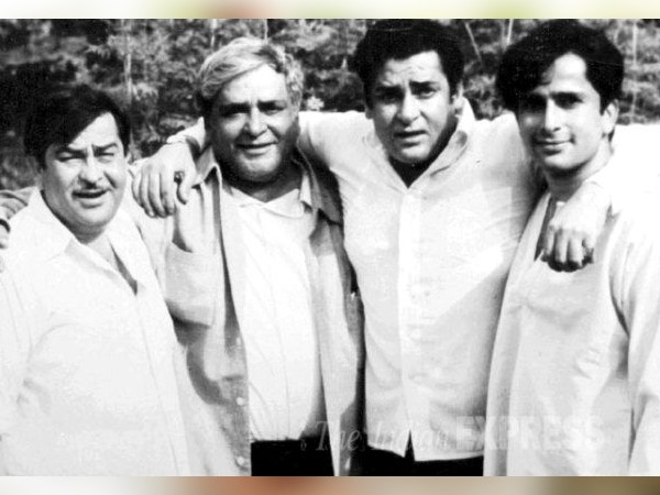 राजीव कपूर के अंतिम दर्शन के लिए पहुंच रहे सितारे राजीव कपूर के अंतिम दर्शन के लिए पहुंच रहे सितारे