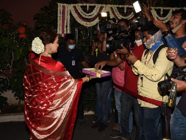 अदिति रॉय हैदरी ने छुपाए जीजा के जूते