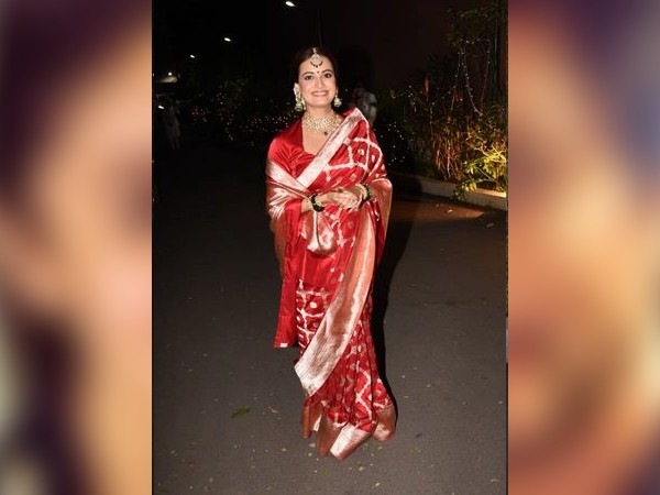 दुल्हन के लिबाज में दिखीं बेहद खूबसूरत