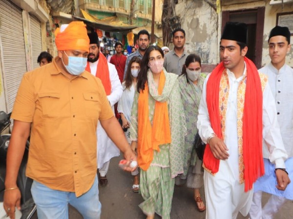 सारा अली खान अपनी मां के साथ सारा अली खान अपनी मां के साथ