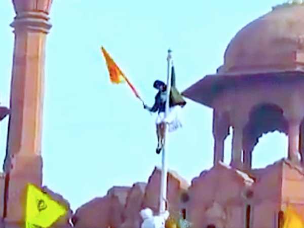 लाल किला प्राचीर पर धार्मिक झंडा लाल किला प्राचीर पर धार्मिक झंडा