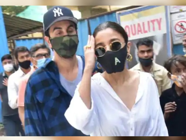 क्या अकेले सेलिब्रेट करेंगी आलिया अपना बर्थडे क्या अकेले सेलिब्रेट करेंगी आलिया अपना बर्थडे