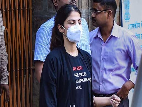 जमानत पर बाहर हैं रिया चक्रवर्ती जमानत पर बाहर हैं रिया चक्रवर्ती