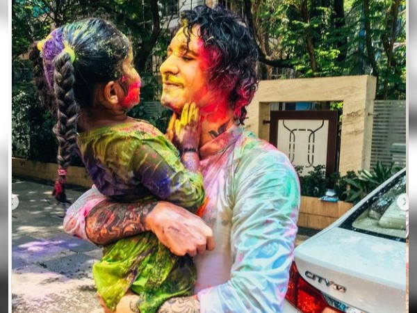 नीले सूट में जमकर खेली होली नीले सूट में जमकर खेली होली