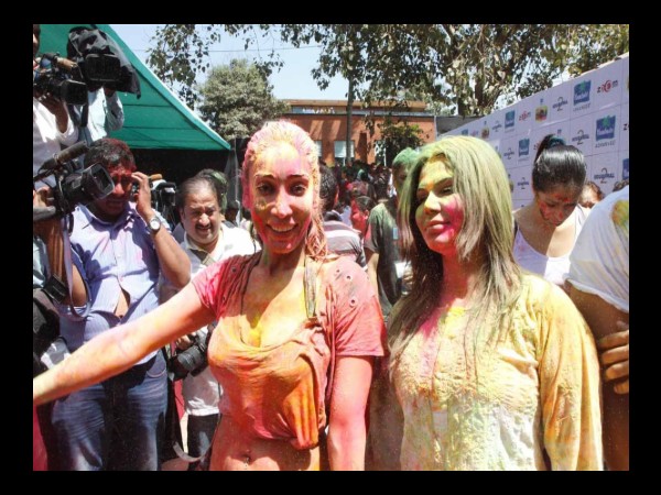 एक शख्स ने मेरी स्कर्ट में हाथ डाल दिया एक शख्स ने मेरी स्कर्ट में हाथ डाल दिया