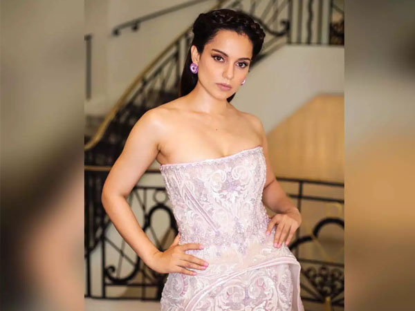 झुर्रियां और सफेद बालों की शुरुआत अच्छी लगती झुर्रियां और सफेद बालों की शुरुआत अच्छी लगती