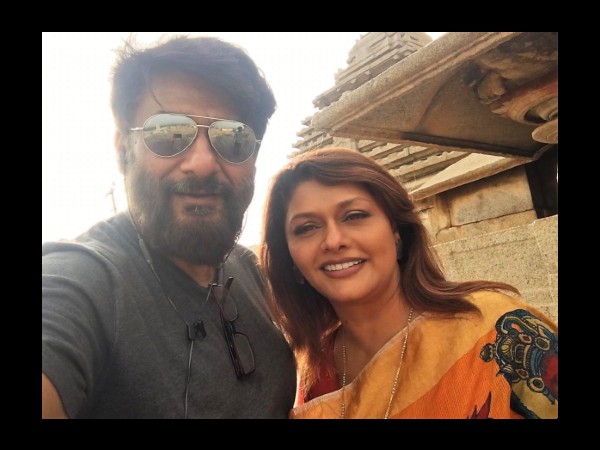 विवेक का नाम देख बहुत खुश हुई विवेक का नाम देख बहुत खुश हुई