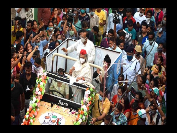रोड शो में जया बच्चन के साथ सेल्फी लेने की कोशिश रोड शो में जया बच्चन के साथ सेल्फी लेने की कोशिश