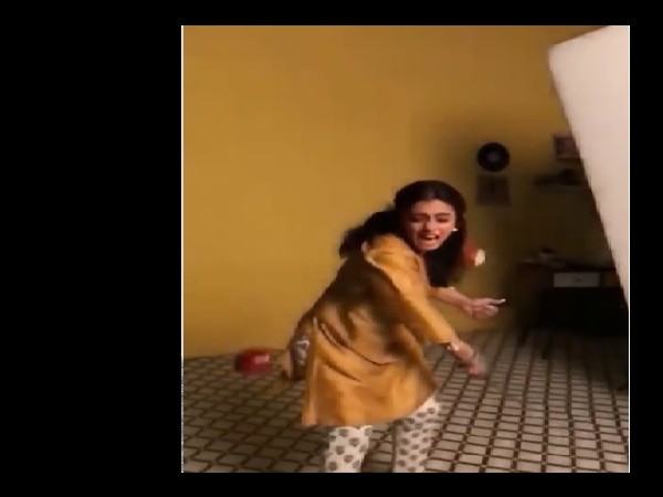 काजोल ने वीडियो में सेव को उछाला काजोल ने वीडियो में सेव को उछाला