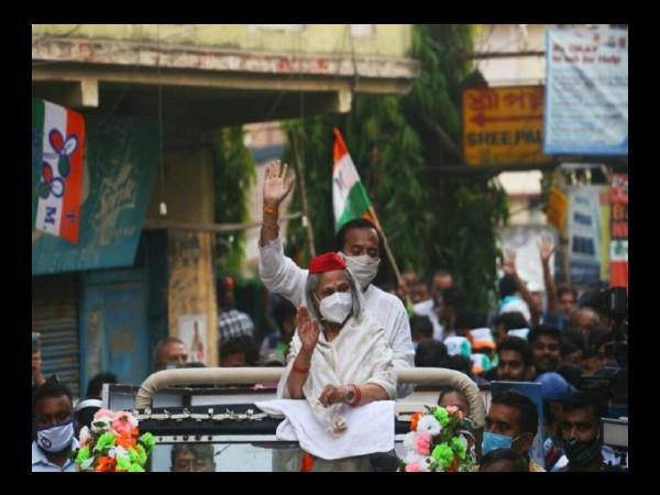 जया बच्चन ने धक्का मार दिया जया बच्चन ने धक्का मार दिया