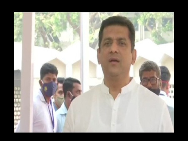 सेलिब्रिटीज को घर पर रहकर इलाज करवाना चाहिए सेलिब्रिटीज को घर पर रहकर इलाज करवाना चाहिए