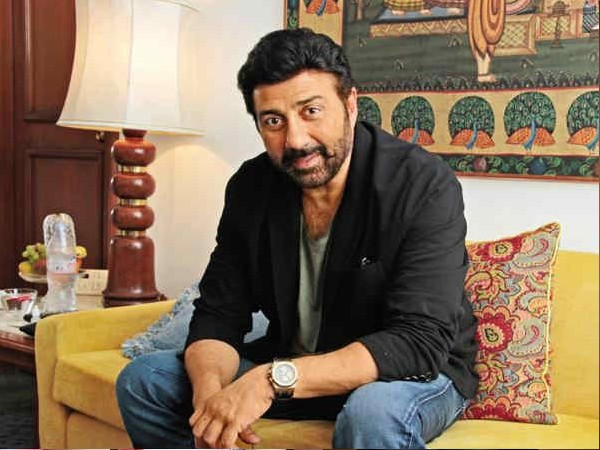 एक्टिंग से दूर सनी देओल एक्टिंग से दूर सनी देओल