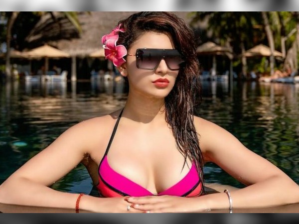 तमिल फिल्मों में उर्वशी रौतेला का डेब्यू तमिल फिल्मों में उर्वशी रौतेला का डेब्यू