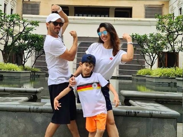 पिछले साल आपकी पत्नी नेहा कोविड की चपटे में आ गईं थीं, महामारी के खौफ के बीच साउथ अफ्रीका शूटिंग के लिए आना? पिछले साल आपकी पत्नी नेहा कोविड की चपटे में आ गईं थीं, महामारी के खौफ के बीच साउथ अफ्रीका शूटिंग के लिए आना?