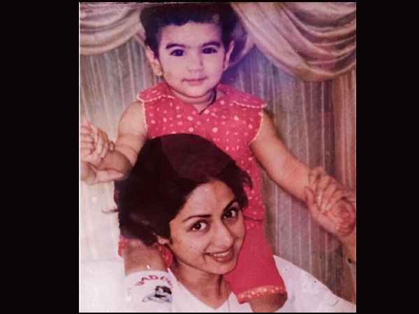 khushi-kapoor-s-phone-screensaver-has-a-candid-picture-as-a-kid-with-mom-sridevi-see-pic khushi-kapoor-s-phone-screensaver-has-a-candid-picture-as-a-kid-with-mom-sridevi-see-pic
