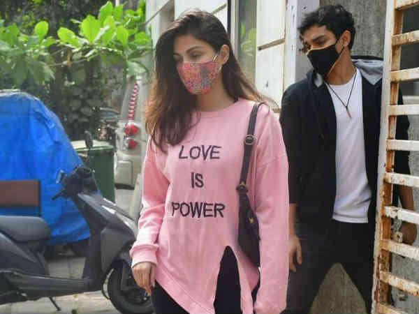 रिया अपने भाई के साथ रिया अपने भाई के साथ