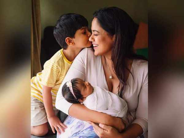 सब साथ थे फिर भी अकेली सब साथ थे फिर भी अकेली