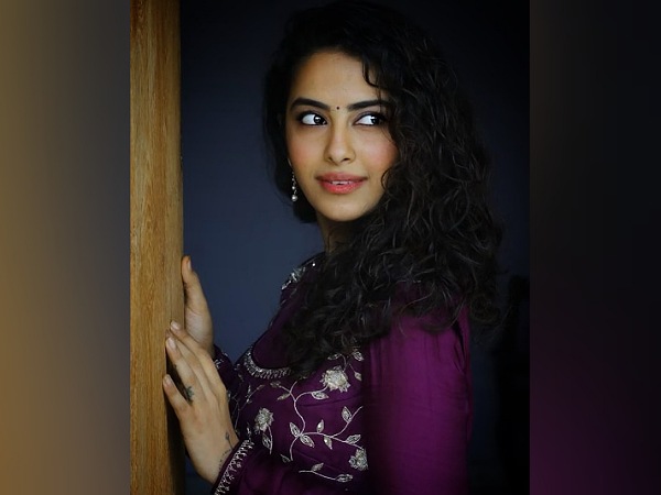 वो मुझसे 18 साल बड़े हैं वो मुझसे 18 साल बड़े हैं