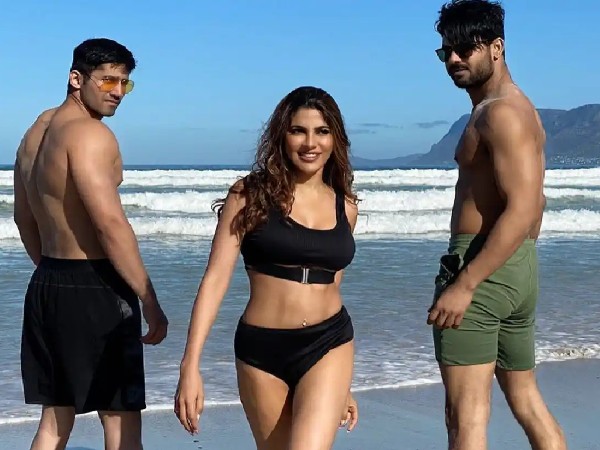 खतरों के खिलाड़ी के दौरान बिकिनी में दिया पोज खतरों के खिलाड़ी के दौरान बिकिनी में दिया पोज