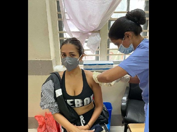 स्पोर्ट्स ब्रा के साथ मलाइका का वैक्सीन लगवाना स्पोर्ट्स ब्रा के साथ मलाइका का वैक्सीन लगवाना