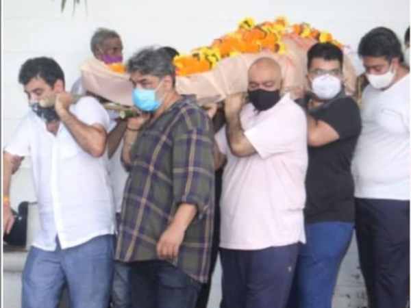 ट्विटर पर श्रद्धांजलि ट्विटर पर श्रद्धांजलि