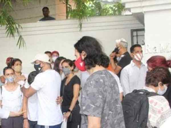 आखिरी विदाई देने पहुंचे दोस्त आखिरी विदाई देने पहुंचे दोस्त