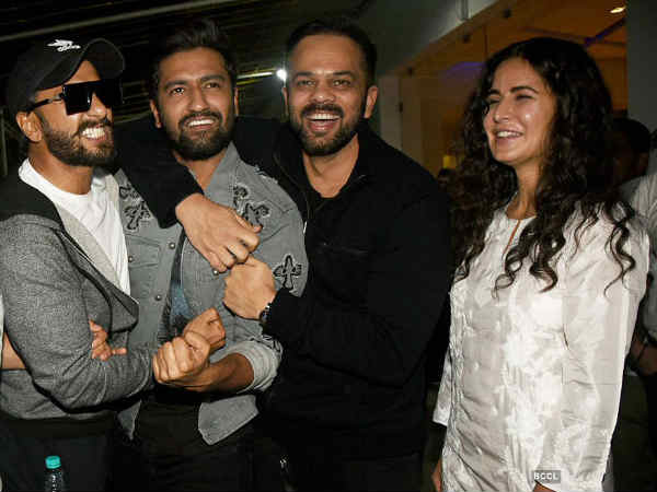 दोस्तों के ग्रुप में हुए शामिल दोस्तों के ग्रुप में हुए शामिल