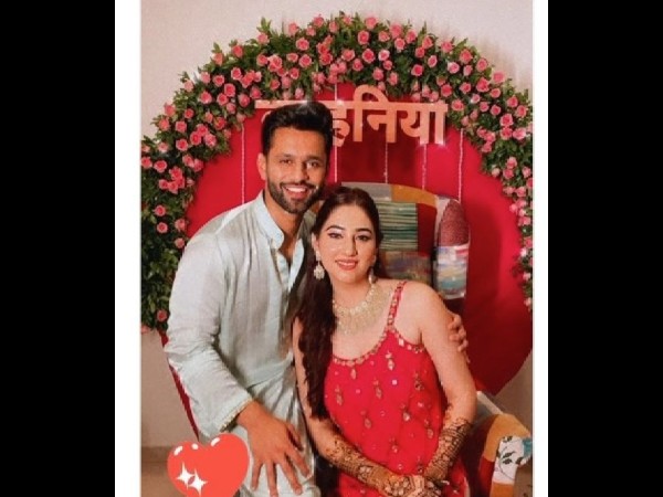 गुलाबी और सफेद लहंगा चोली पहने हुए दिशा परमार गुलाबी और सफेद लहंगा चोली पहने हुए दिशा परमार