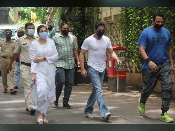 शाहरुख खान ने मां की तरह सायरा बानो को संभाला शाहरुख खान ने मां की तरह सायरा बानो को संभाला
