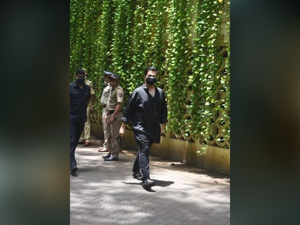 करण जौहर भी दिलीप कुमार के अंतिम दर्शन के लिए पहुंचे करण जौहर भी दिलीप कुमार के अंतिम दर्शन के लिए पहुंचे