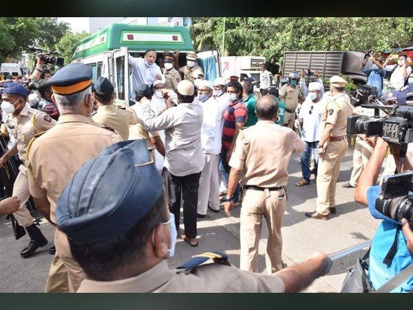 भीड़ को कंट्रोल करने के लिए पुलिस ने लगाए बैरिकेड्स भीड़ को कंट्रोल करने के लिए पुलिस ने लगाए बैरिकेड्स
