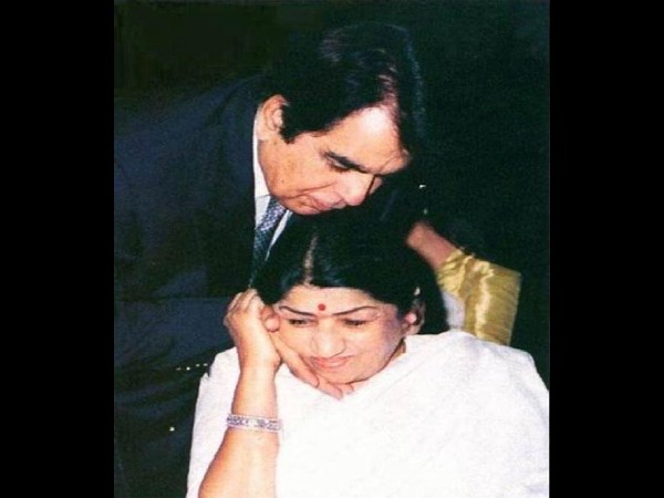 लता मंगेशकर ने शेयर की दिलीप कुमार के साथ खास फोटो लता मंगेशकर ने शेयर की दिलीप कुमार के साथ खास फोटो