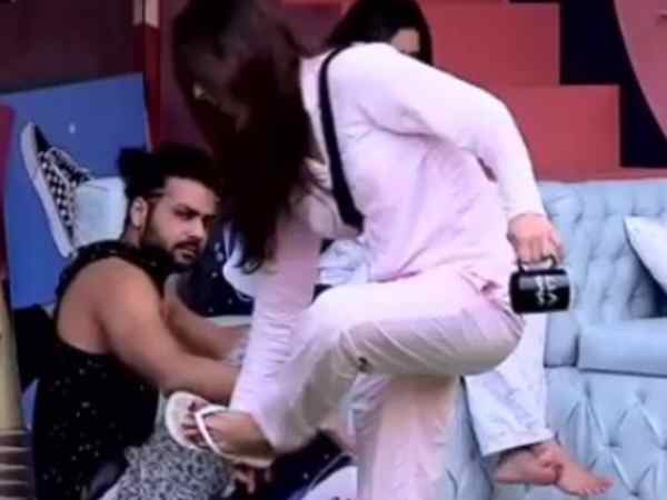 केवल मेरे ही साथ ये भेदभाव क्यों? केवल मेरे ही साथ ये भेदभाव क्यों?